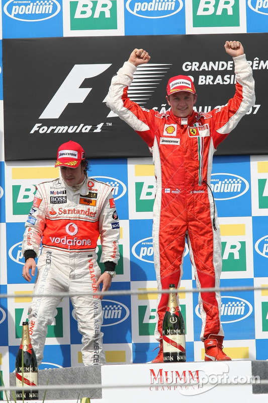 Podyum: Yarış galibi ve 2007 Dünya Şampiyonu Kimi Raikkonen ve 3. Fernando Alonso