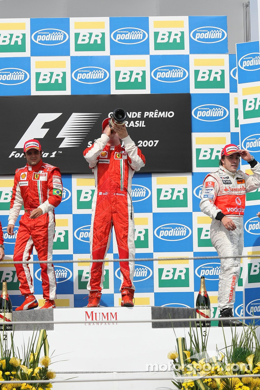 Podyum: Yarış galibi ve 2007 Dünya Şampiyonu Kimi Raikkonen, 2. Felipe Massa, 3. Fernando Alonso