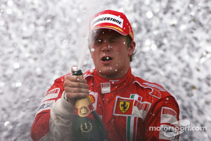 Podio: Kimi Raikkonen es campeón del mundo en Brasil