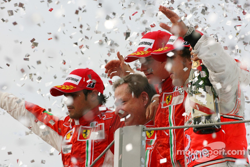Podyum: Yarış galibi ve 2007 Dünya Şampiyonu Kimi Raikkonen, 2. Felipe Massa, 3. Fernando Alonso, ve