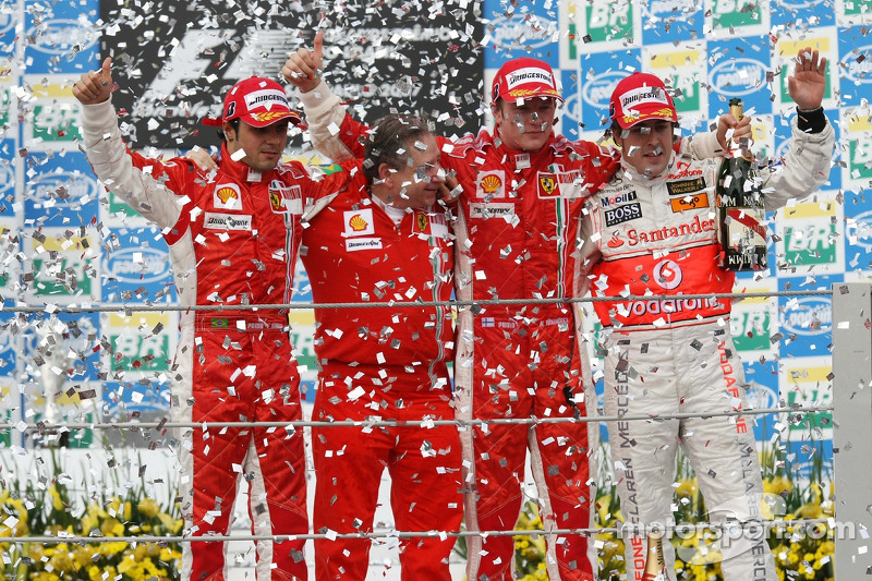 Podyum: Yarış galibi ve 2007 Dünya Şampiyonu Kimi Raikkonen, 2. Felipe Massa, 3. Fernando Alonso, ve