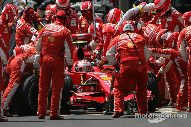 Kimi Raikkonen, Scuderia Ferrari, F2007 pit stop