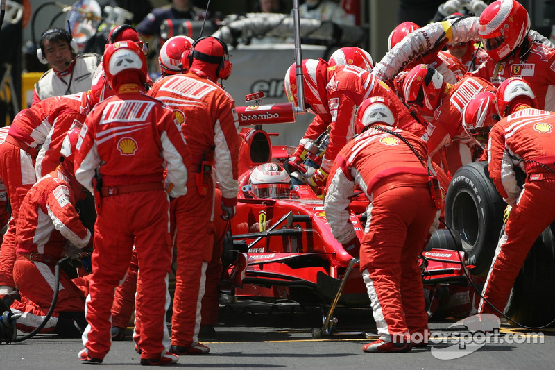 Kimi Raikkonen, Scuderia Ferrari, F2007 pit stop