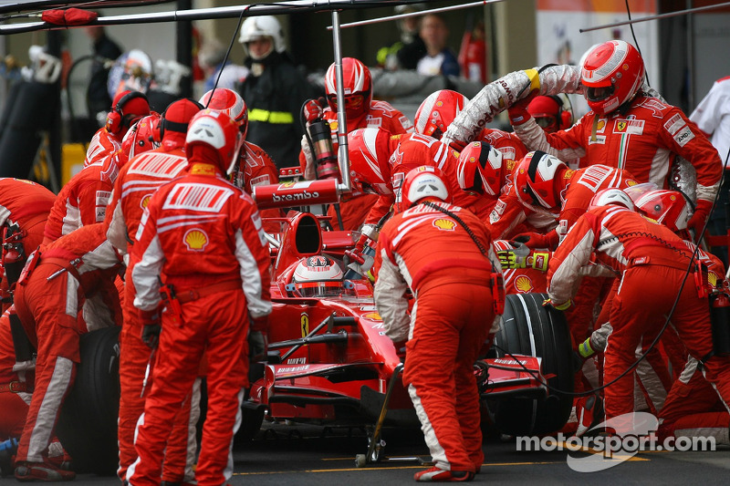 Kimi Raikkonen, Scuderia Ferrari, F2007 pit stop