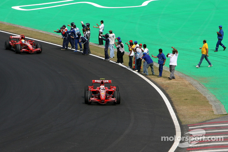 Yarış galibi ve 2007 Dünya Şampiyonu Kimi Raikkonen kutlama yapıyor