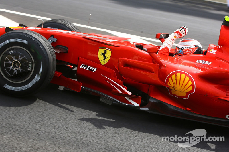 Ganador de la carrera  y Campeón del Mundo 2007 Kimi Raikkonen celebra