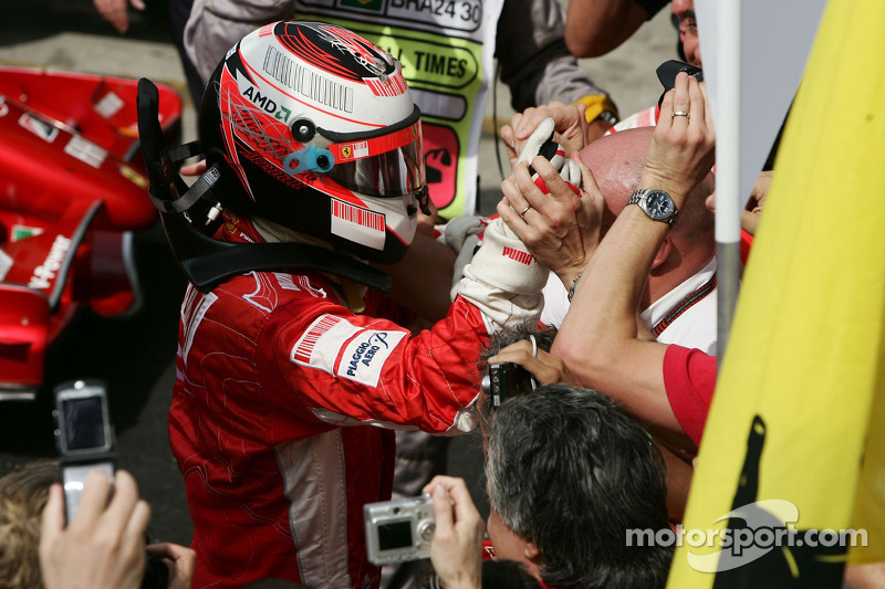 Yarış galibi ve 2007 Dünya Şampiyonu Kimi Raikkonen takımı ile kutlama yapıyor