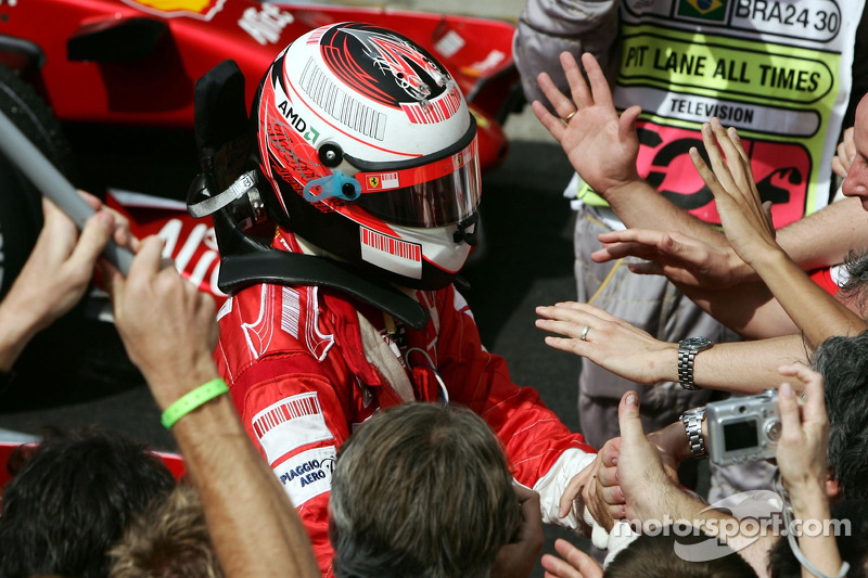 Yarış galibi ve 2007 Dünya Şampiyonu Kimi Raikkonen takımı ile kutlama yapıyor