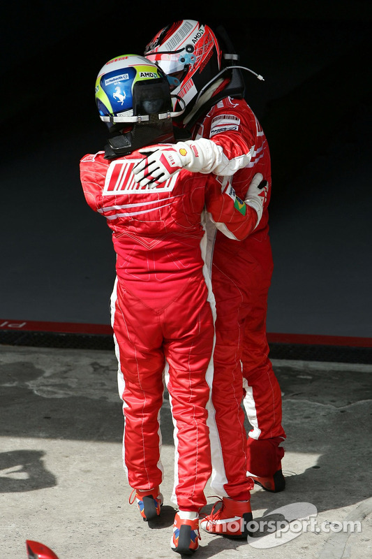 Yarış galibi ve 2007 Dünya Şampiyonu Kimi Raikkonen kutlama yapıyor ve Felipe Massa
