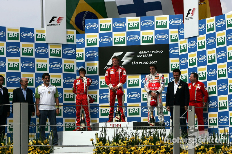 Podyum: Yarış galibi ve 2007 Dünya Şampiyonu Kimi Raikkonen, 2. Felipe Massa, 3. Fernando Alonso