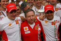 Ferrari viert: wereldkampioen 2007 Kimi Raikkonen met Felipe Massa, Jean Todt en het team