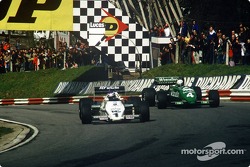 Кеке Росберг в Williams-Cosworth FW08C сражается с Дэнни Салливаном