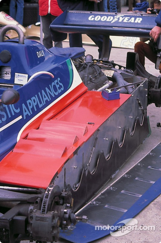Les jupes sur la Tyrrell de Derek Daly