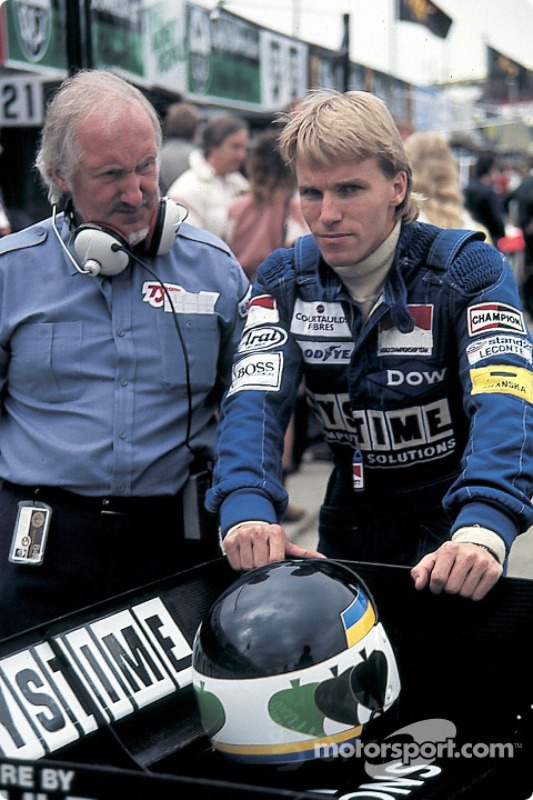 Stefan Johansson avec le designer de Tyrrell Maurice Philippe