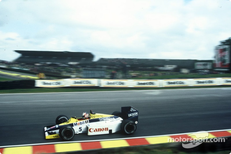 Em sua primeira vitória na F1, Mansell teve o auxílio de seu companheiro Rosberg. Após ter problemas, o finlandês bloqueou Senna, que liderava, e permitiu a ultrapassagem de Mansell.