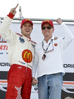 Podium : le vainqueur Sébastien Bourdais fête sa victoire avec Paul Newman