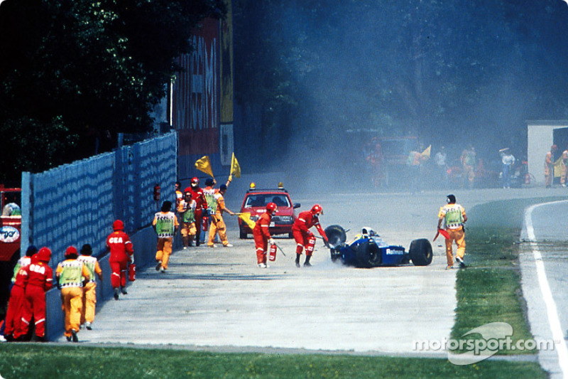 El choque fatal de Ayrton Senna at Tamburello: Los equipos de rescate llegan a la escena