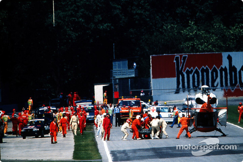 El choque fatal de Ayrton Senna en Tamburello: Ayrton Senna es llevado en helicóptero