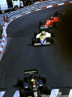 Ayrton Senna lidera a Nigel Mansell y Michele Alboreto