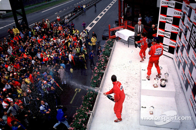 Podium : le vainqueur Ayrton Senna avec Alain Prost et Nigel Mansell