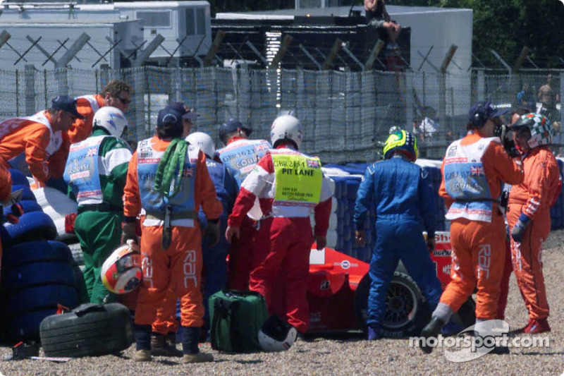 Safety crew members to rescue after kaza, Michael Schumacher
