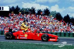 Michael Schumacher prend Giancarlo Fisichella en stop