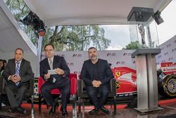 Héctor Rebaque ex piloto F1, Federico González Compéan, de CIE  y el artista Nino Bauti en la presentación del Trofeo del GP de México