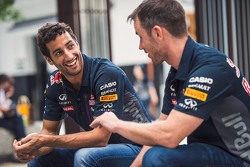 Daniel Ricciardo, Red Bull Racing e Daniil Kvyat, Red Bull Racing si rilassano fuori da un locale sh