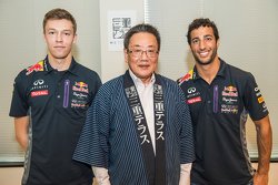 Daniel Ricciardo, Red Bull Racing e Daniil Kvyat, Red Bull Racing com Eiichi Ishigaki, vice-prefeito de Mie