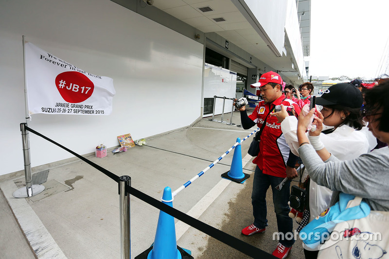 Hommage à Jules Bianchi dans la voie des stands