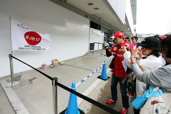 Un tributo a Jules Bianchi nella pit lane