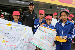 Sergio Pérez, Sahara Force India F1 con jóvenes aficionados