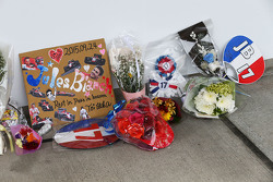 Hommage an Jules Bianchi: Fans legen Grußbotschaften und Geschenke an der Garage von Manor Marussia