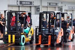 Los mecánicod de Lotus F1 Team con carretillas elevadoras