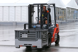Mecânicos da Lotus F1 Team com empilhadeira no paddock
