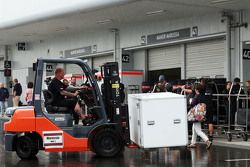 Mecánico Lotus F1 Team con carretilla elevadora en el paddock