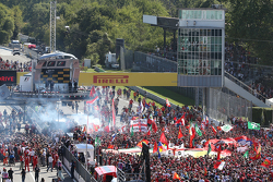 I tifosi invadono il circuito