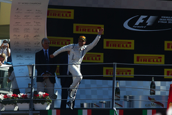Podio: vincitore Lewis Hamilton, Mercedes AMG F1 Team, secondo Sebastian Vettel, Ferrari, terzo Feli