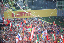 Podium: race winnaar Lewis Hamilton, Mercedes AMG F1 Team, tweede plaats Sebastian Vettel, Ferrari,