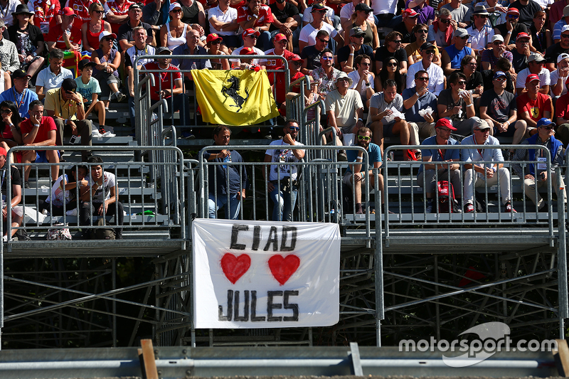 Bei den Formel-1-Fans bleibt Bianchi unvergessen, wie hier in Monza ...