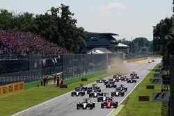 Start: Lewis Hamilton, Mercedes AMG F1 W06 leads