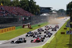 Inicio: Lewis Hamilton, Mercedes AMG F1 W06 lider