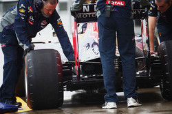 La Red Bull RB11 avec des pneus Pirelli marqués