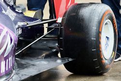 Red Bull Racing RB11 con marcas en los neumáticos Pirelli