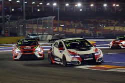 Gianni Morbidelli, Honda Civic TCR, West Coast Racing  and Pepe Oriola, SEAT Leon, Team Craft-Bamboo