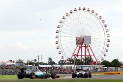 Valtteri Bottas, Williams FW37 lidera a Nico Rosberg, Mercedes AMG F1 W06