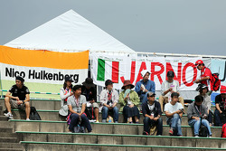 Des fans dans la tribune avec une bannière pour Nico Hulkenberg, Sahara Force India F1 et Jarno Trulli