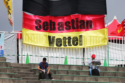 Des fans dans la tribune avec une bannière pour Sebastian Vettel, Ferrari