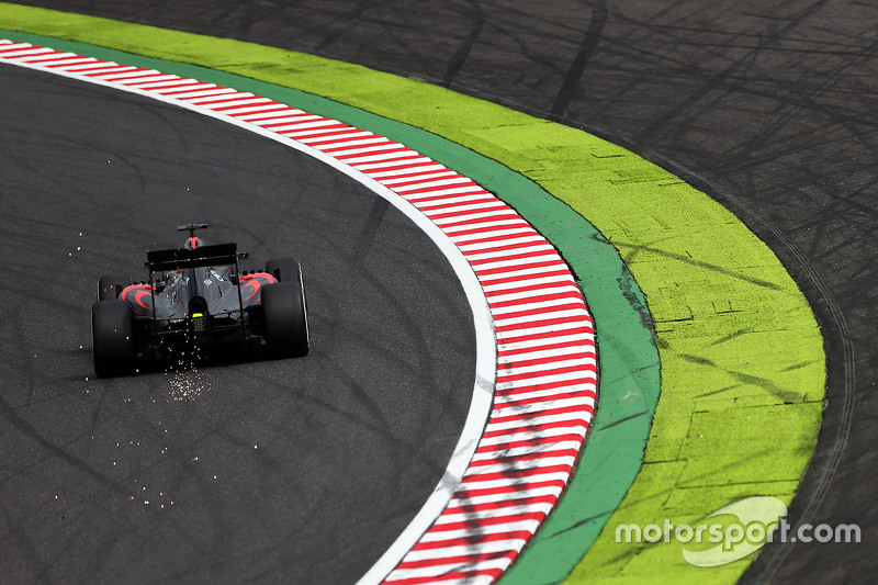 Fernando Alonso, McLaren MP4-30 sends sparks flying