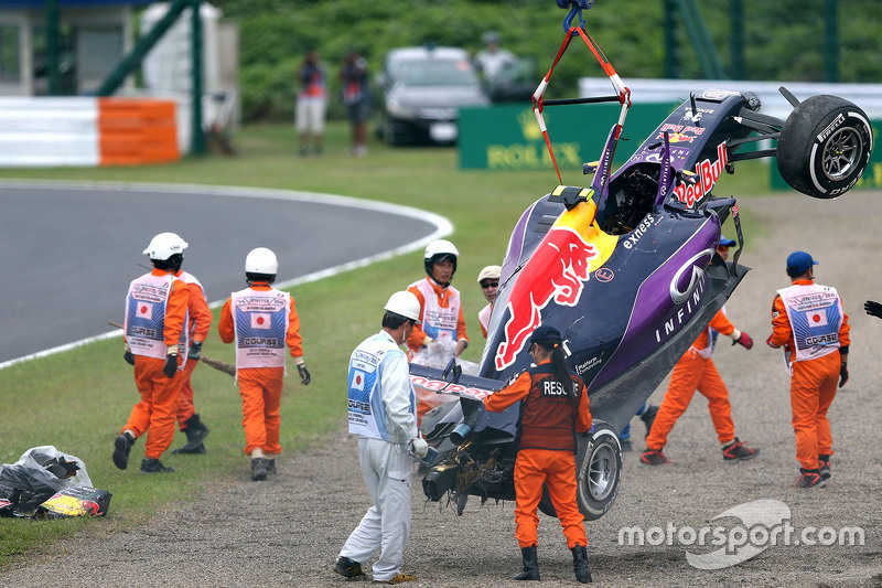 El Red Bull Racing RB11 de Daniil Kvyat es retirado por comisarios después de que se estrelló en la 